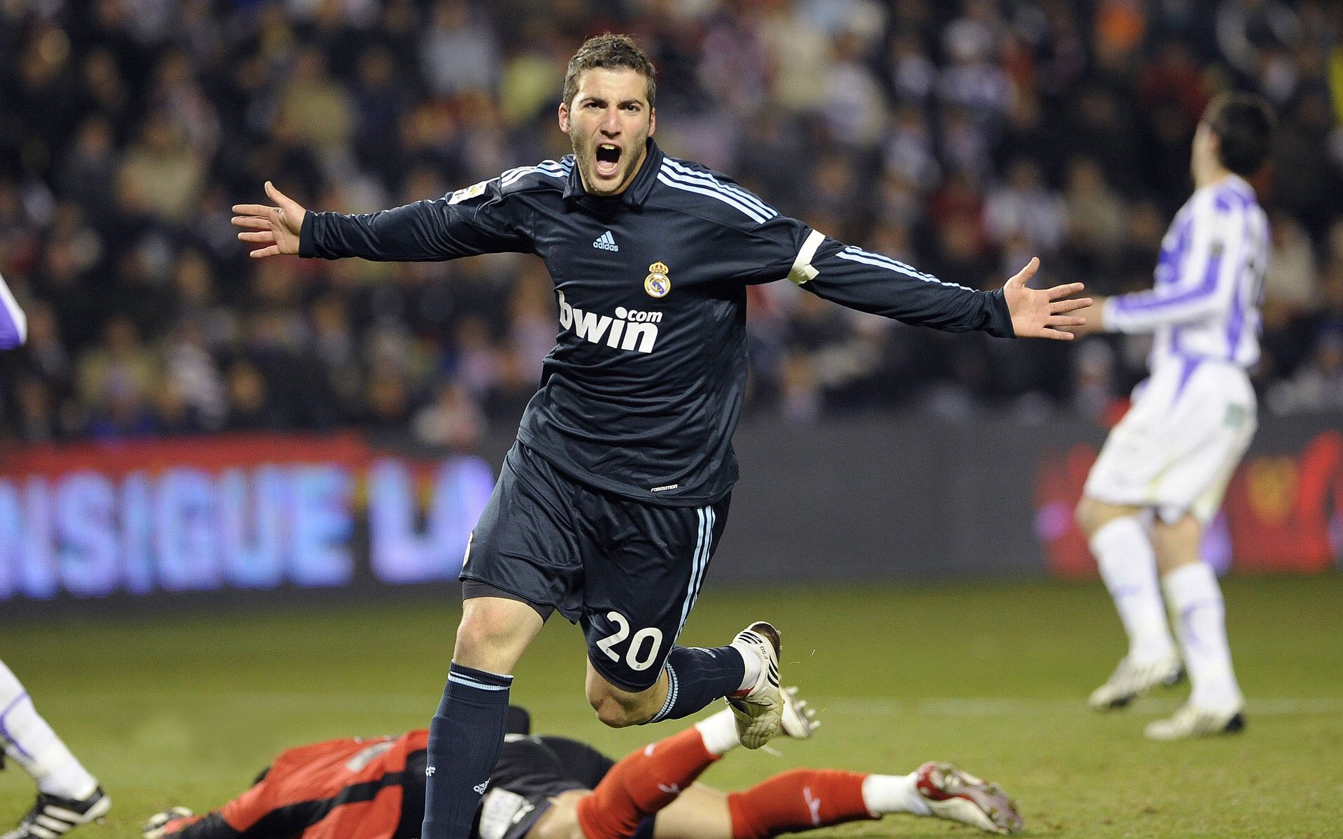 开云网页版-哈斯与红牛二队的地下战争,维斯塔潘的火星车之外,F1中游集团的悬念更迷人